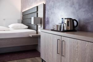 um quarto com uma cama e comodidades para preparar café num balcão em Hotel Rieth em Böblingen