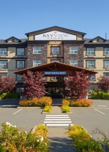 un hotel con un cartello sulla parte anteriore di Bayview Hotel a Courtenay