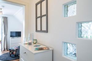 a white room with a table and a window at Appartement-Leuchtturmblick in Hörnum