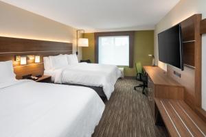 Lova arba lovos apgyvendinimo įstaigoje Holiday Inn Express & Suites Halifax Airport, an IHG Hotel