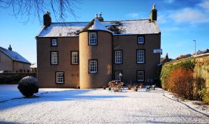 Lossiemouth House saat musim dingin