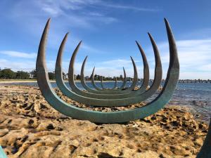 uma estátua grande em Lautan Cronulla Beach em Cronulla