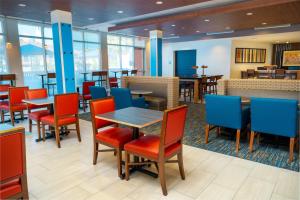 Holiday Inn Express & Suites - Las Vegas - E Tropicana by IHG休息區