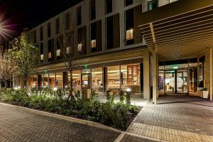 un edificio de noche con un patio delante en Holiday Inn Express - Bicester, an IHG Hotel, en Bicester