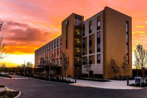 un edificio con una puesta de sol en el fondo en Holiday Inn Express - Bicester, an IHG Hotel, en Bicester