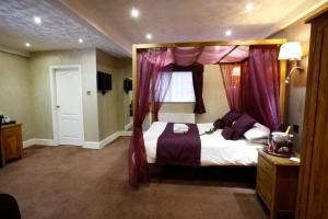 Tempat tidur dalam kamar di Bury Ramsbottom Old Mill Hotel and Leisure Club