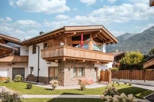 ein Haus mit Balkon darüber in der Unterkunft Löwen Chalets in Seefeld in Tirol