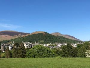 una città in un campo con montagne sullo sfondo di Crow Park Hotel a Keswick