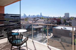 uma varanda com mesa e cadeiras e vista para a cidade em Hyatt Place Chicago Wicker Park em Chicago