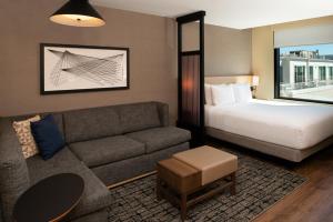 um quarto de hotel com uma cama e um sofá em Hyatt Place Chicago Wicker Park em Chicago