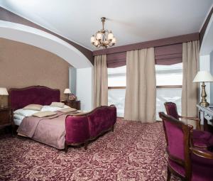 A bed or beds in a room at Borowinowy Zdrój Hotel Wellness Spa & Conference