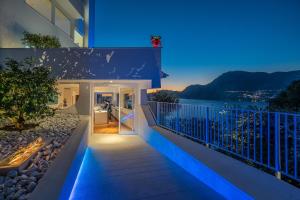 een huis met een balkon met blauwe verlichting bij Casa Angelina in Praiano