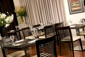 Un restaurante u otro lugar para comer en The Glenmoriston Townhouse Hotel