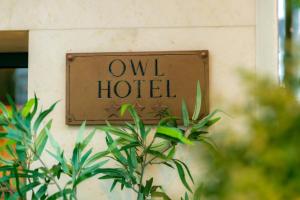 Un certificat, premiu, logo sau alt document afișat la Owl Hotel