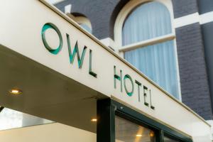 Un certificat, premiu, logo sau alt document afișat la Owl Hotel