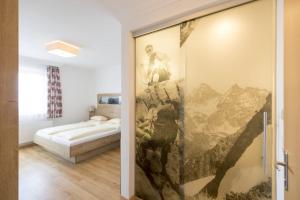 - une chambre ornée d'une peinture murale dans l'établissement Hotel-Restaurant Planaihof, à Schladming