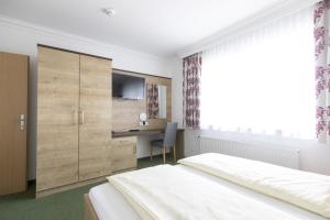 - une chambre avec un lit et un bureau dans l'établissement Hotel-Restaurant Planaihof, à Schladming