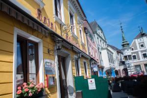 una strada in una città con un edificio di Hotel-Garni Goldenes Kreuz a Grein