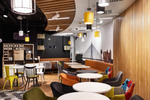 Un lugar para sentarse en Holiday Inn Express - Warsaw - The HUB, an IHG Hotel