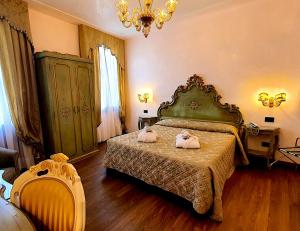 Tempat tidur dalam kamar di Hotel Carlton On The Grand Canal