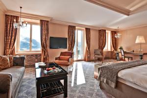 Carlton Hotel St Moritz - The Leading Hotels of the World में टेलीविजन और/या मनोरंजन केंद्र