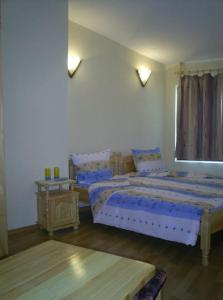 - une chambre avec 2 lits et une table dans l'établissement Guest House Antoaneta, à Nessebar