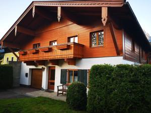 una casa in legno con balcone sopra di Haus Luxgütl a Saalfelden am Steinernen Meer