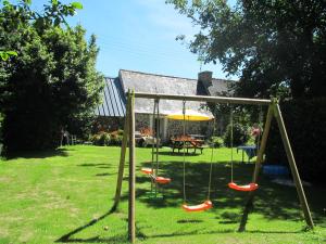 een schommel in een tuin met een tafel bij Penty de l'Aber in Crozon