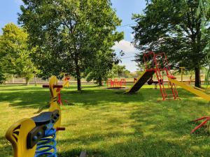 un parque con parque infantil en el césped en Agriturismo il Cascinale, en Treviso