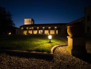 a light in the grass in front of a building at night at Residence Cà Beregana in Vicenza