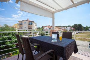 een tafel met een laptop op het balkon bij Apartments Villa Brioni II in Fažana