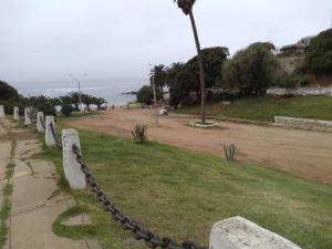 una rete con vista sull'oceano di DEPARTAMENTO FRENTE A LA PLAYA 3 personas a Valparaíso