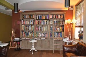 una gran estantería de madera llena de libros en Le Presbytère, en Differdange