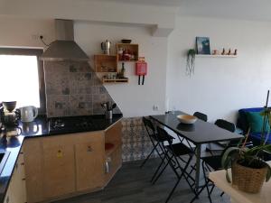 cocina con mesa y fogones horno superior en casal do melro, en Ericeira