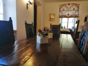 uma sala de jantar com uma mesa com flores em LANDSITZ OBERHOF petit hôtel em Muggendorf