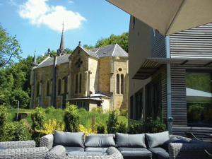 una iglesia antigua con un sofá delante de un edificio en Le Presbytère, en Differdange