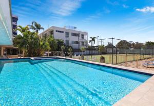 una piscina frente a un edificio en Elouera Tower, en Maroochydore