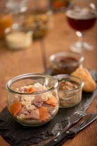 eine Glasschüssel mit Essen auf einem Holztisch in der Unterkunft Akena City Reims Bezannes in Reims