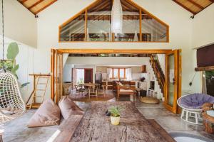 een woonkamer met een grote houten tafel in een kamer bij Mana Eco Retreat in Kuta Lombok