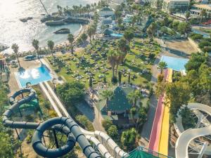 uma vista aérea de um parque com uma montanha-russa em Star Beach Village & Water Park em Hersonissos