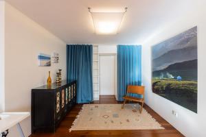 Zimmer mit einer Treppe und blauen Vorhängen in der Unterkunft River house in Porto