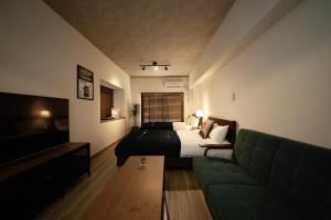 goom Hotel Nakasu tesisinde bir oturma alanı