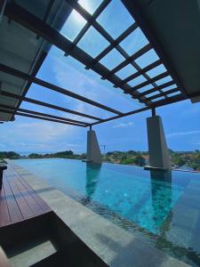 einen Pool mit Blick auf das Wasser in der Unterkunft Kayangan Boutique Hotel in Sanur