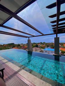 ein Pool auf dem Dach eines Hauses in der Unterkunft Kayangan Boutique Hotel in Sanur