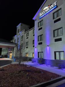 een hotelgebouw met een verlicht bord erop bij Baymont by Wyndham Portage in Portage