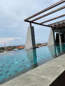 Blick auf den Pool von einem Gebäude aus in der Unterkunft Kayangan Boutique Hotel in Sanur