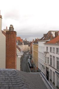 vista su una strada della città con edifici di Apartments Ridderspoor a Bruges