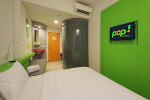 POP! Hotel BSD City Tangerang में एक कमरे में एक या कई बेड