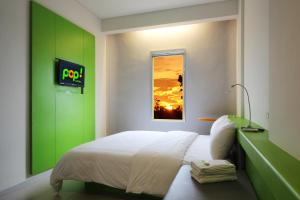 POP! Hotel BSD City Tangerang में एक कमरे में एक या कई बेड