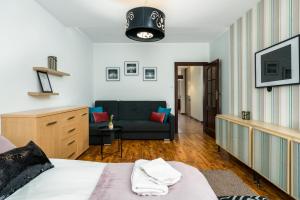 un soggiorno con letto e divano di Sleepway Apartments- Szyperska a Poznań